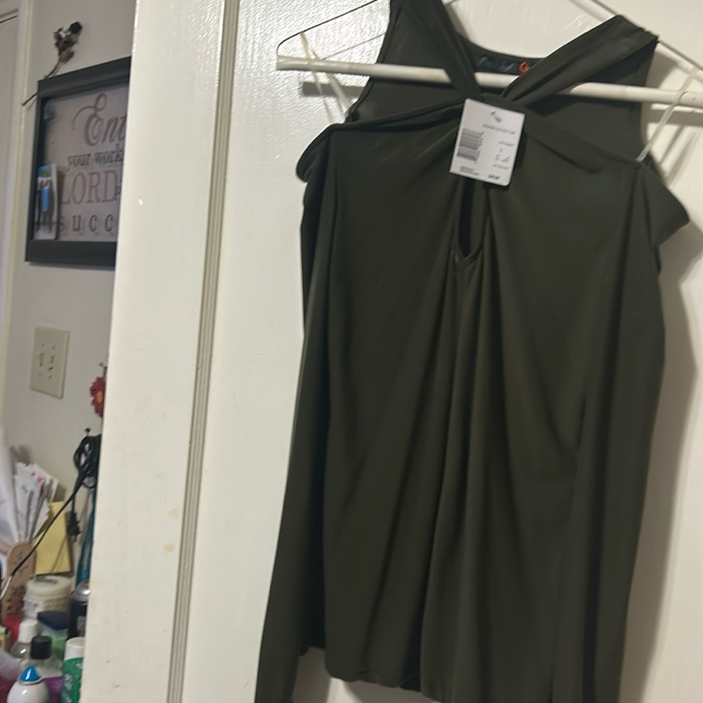 Guess sexy shirt with cutout shoulders.